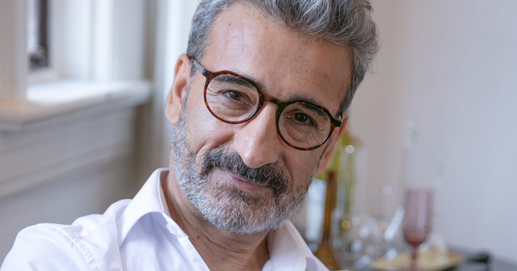 barbat in varsta cu ochelari de vedere